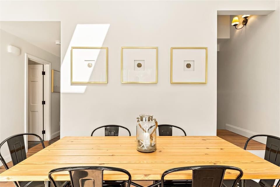 Dining area that accommodates 6. 
