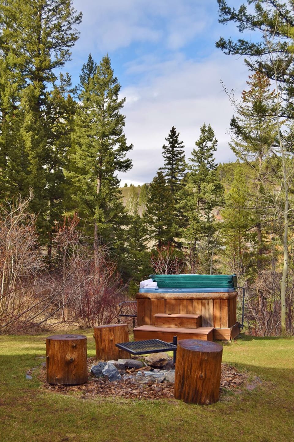 Hot tub and fire pit under the stars