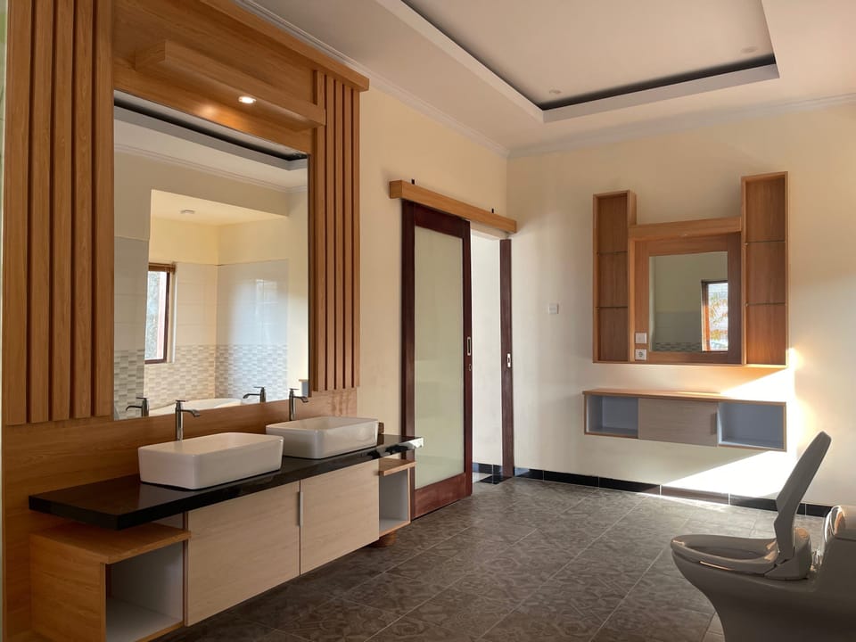 Family Room | Bathroom | Free toiletries, hair dryer, bathrobes, slippers