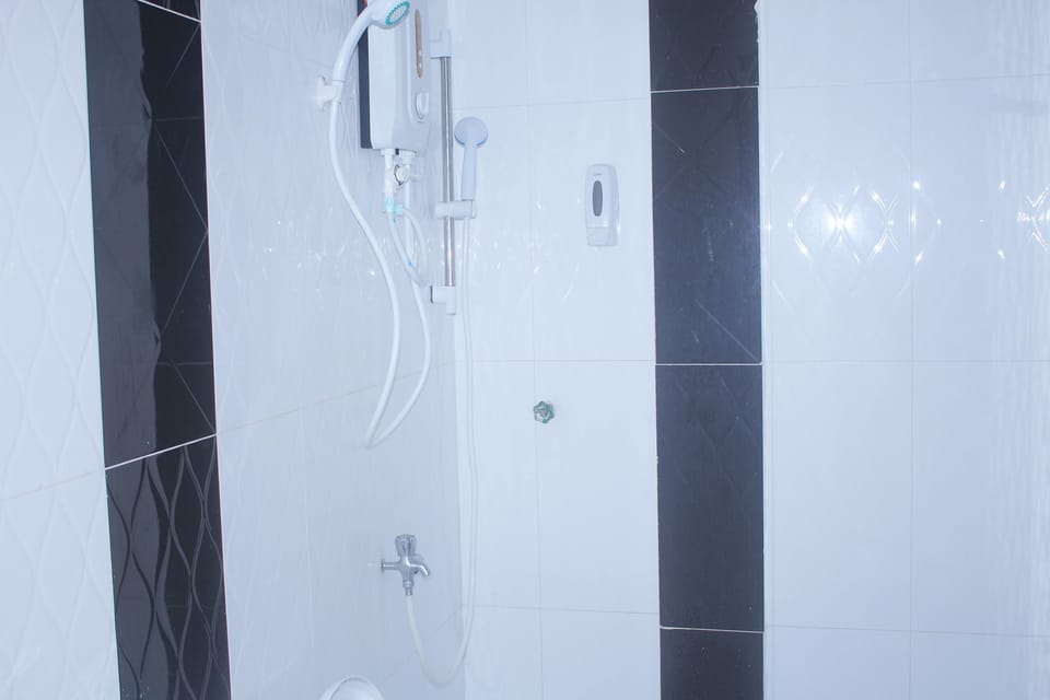 Shower, free toiletries, towels
