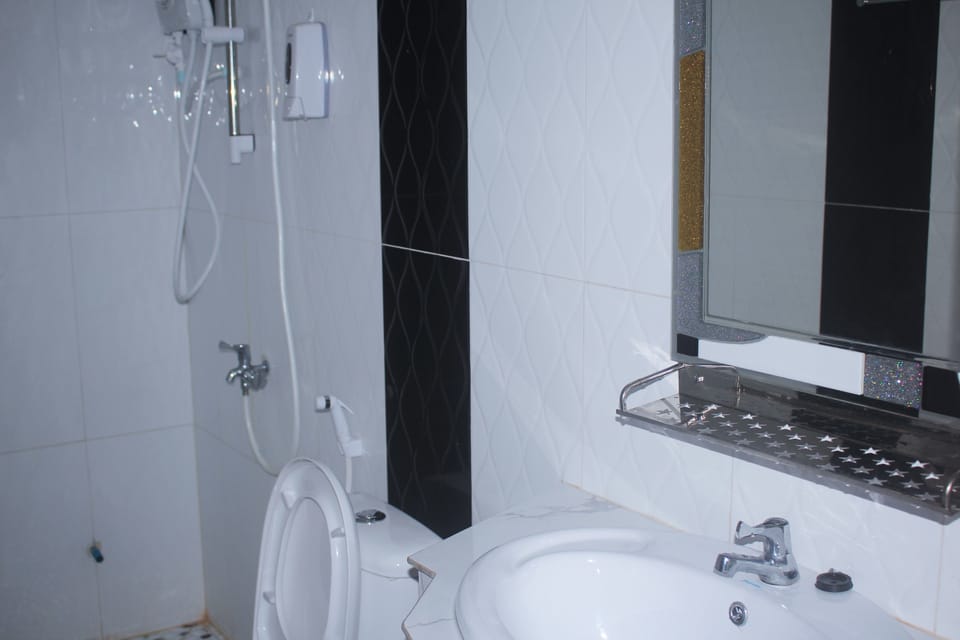 Shower, free toiletries, towels