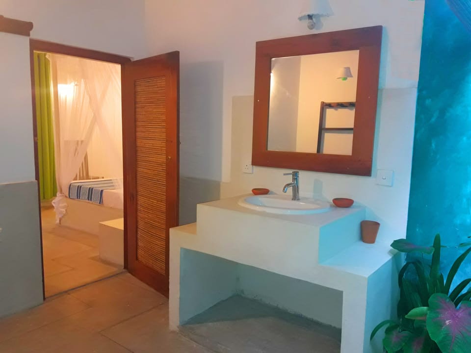 Shower, free toiletries, towels