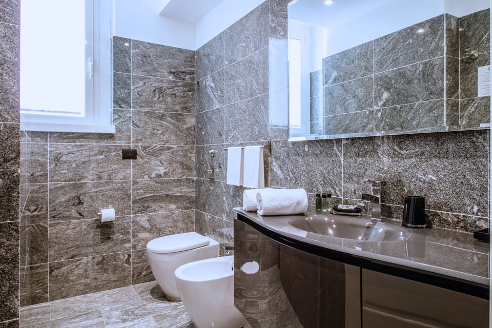 Double Room | Bathroom | Shower, free toiletries, hair dryer, slippers