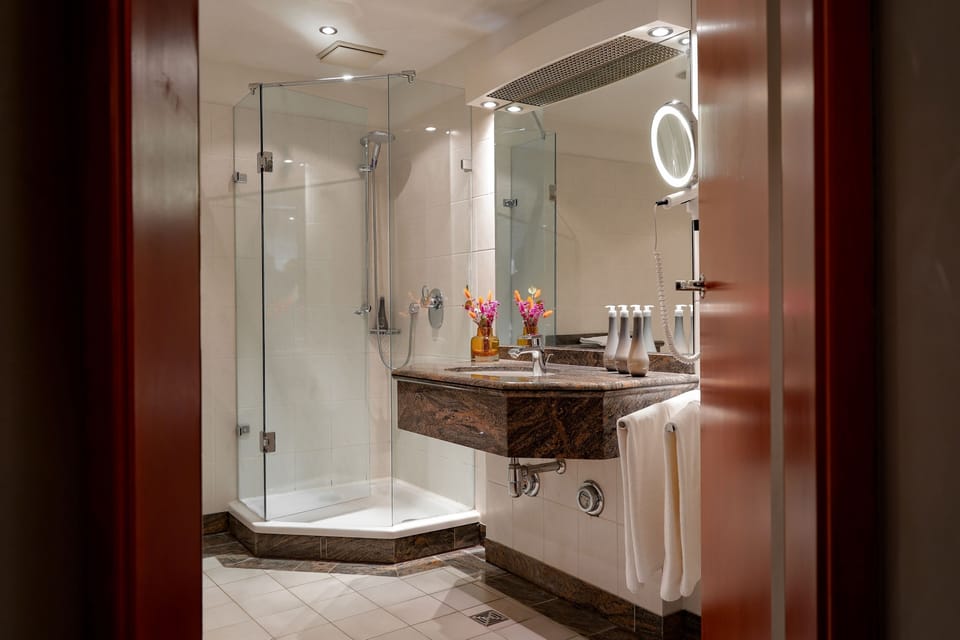 Family Quadruple Room | Bathroom | Eco-friendly toiletries, hair dryer, bathrobes, slippers