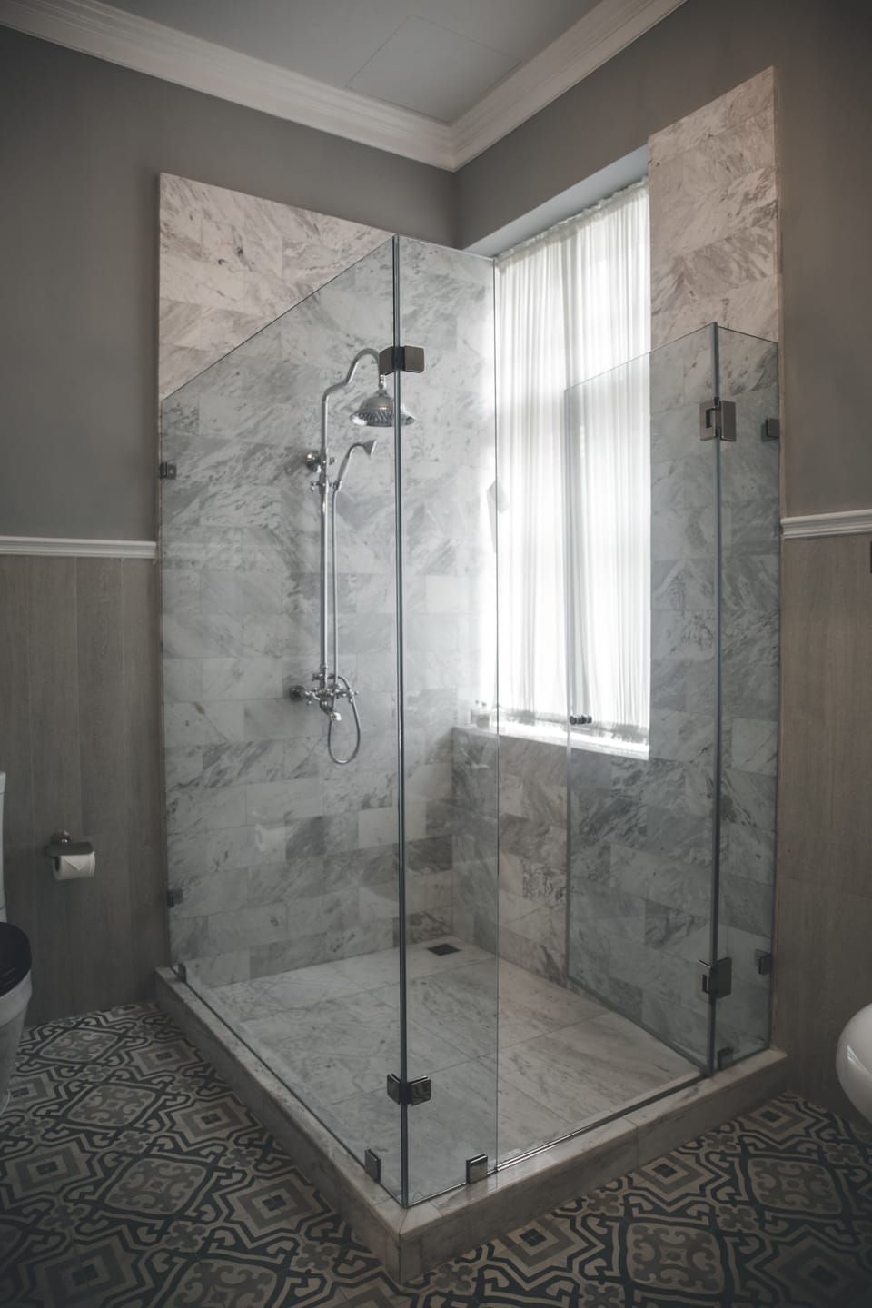 Deluxe Twin Room with Bathtub (FOUR) | Bathroom shower