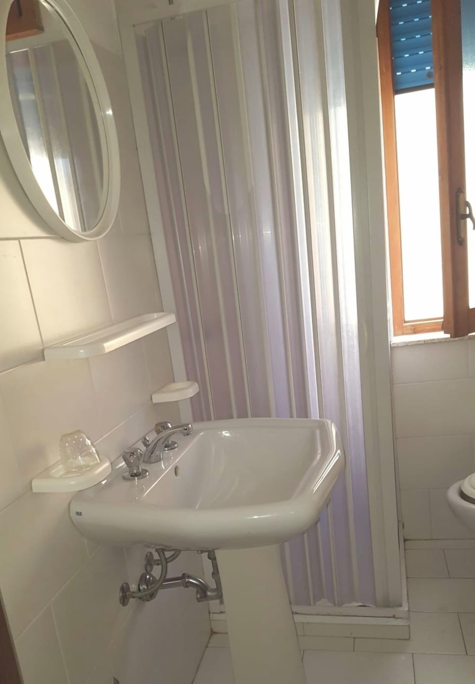 Shower, free toiletries, hair dryer, bidet