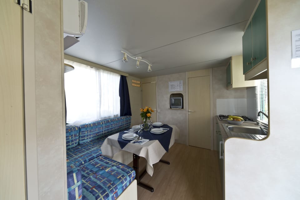 Mobile Home | Private kitchen | Full-size fridge, stovetop, coffee/tea maker, electric kettle