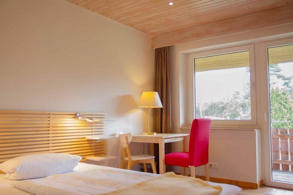 Single Room, Balcony | Desk, bed sheets