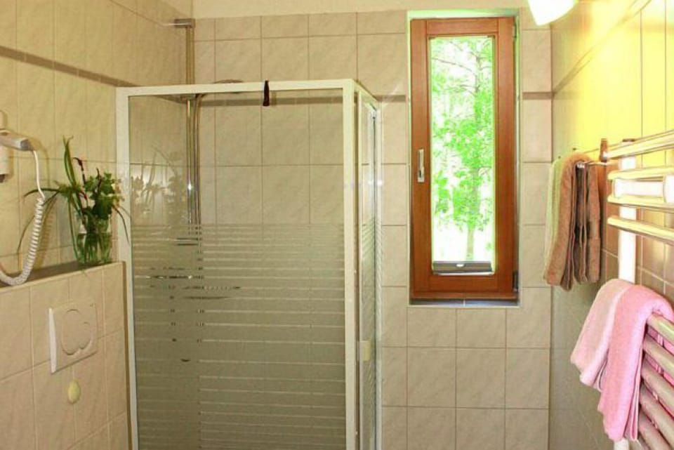 Comfort Apartment, 2 Bedrooms, Ground Floor | Bathroom | Shower, towels