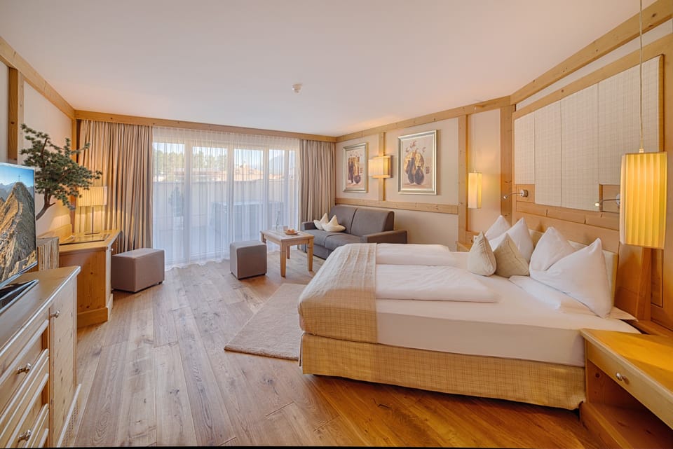 Double Room | Hypo-allergenic bedding, down comforters, in-room safe, desk