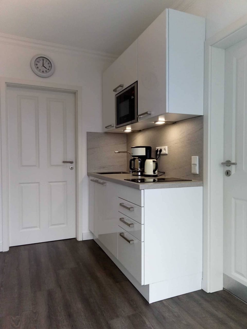Design Studio, Balcony | Private kitchen | Fridge, microwave, stovetop, coffee/tea maker