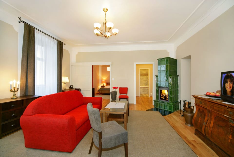 Suite | Minibar, in-room safe, desk, blackout drapes