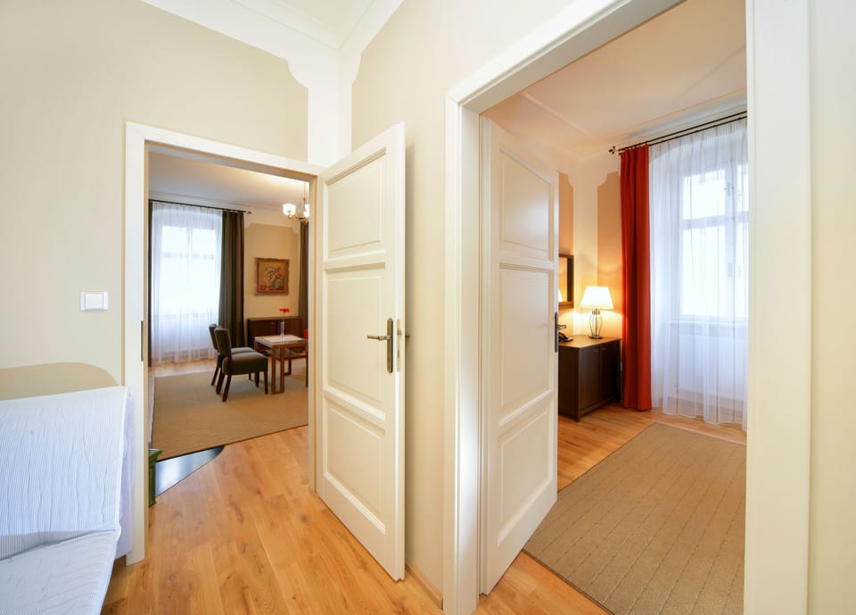 Suite | Minibar, in-room safe, desk, blackout drapes