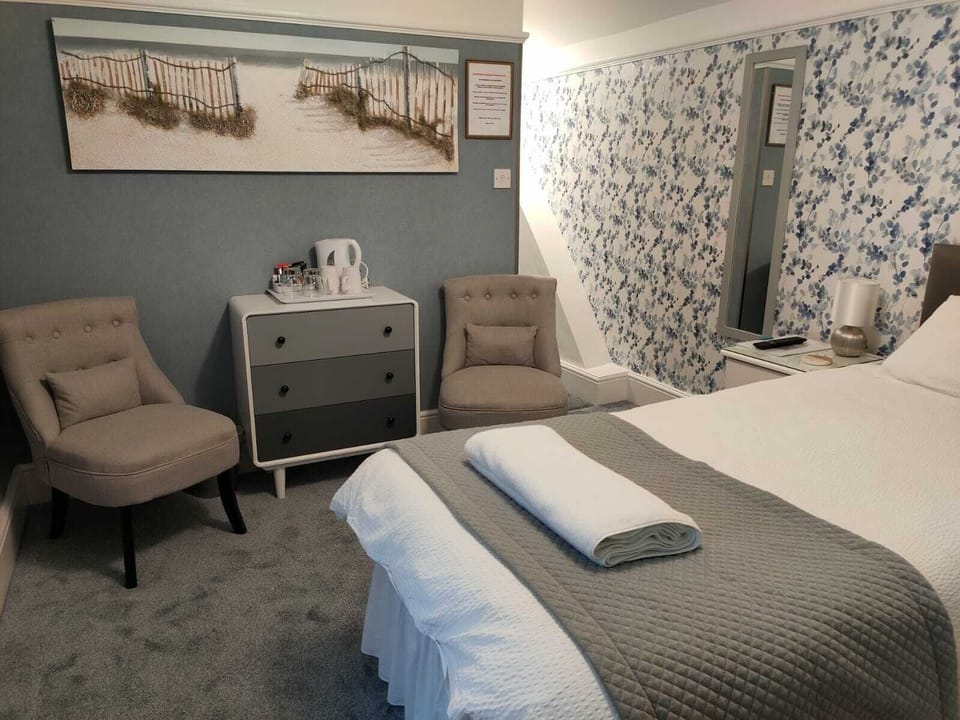 Economy Twin Room, Private Bathroom | Iron/ironing board, free WiFi