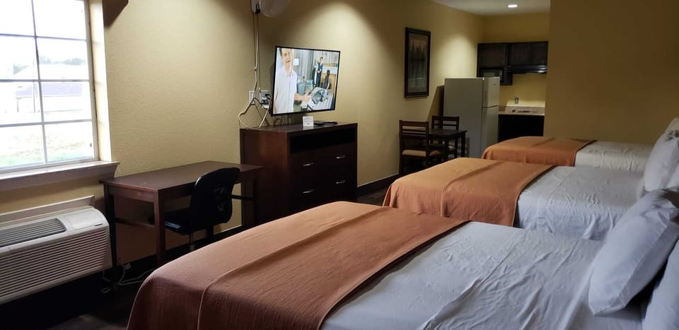 Family Suite, Multiple Beds, Non Smoking, Kitchenette | Desk, iron/ironing board, free WiFi, bed sheets