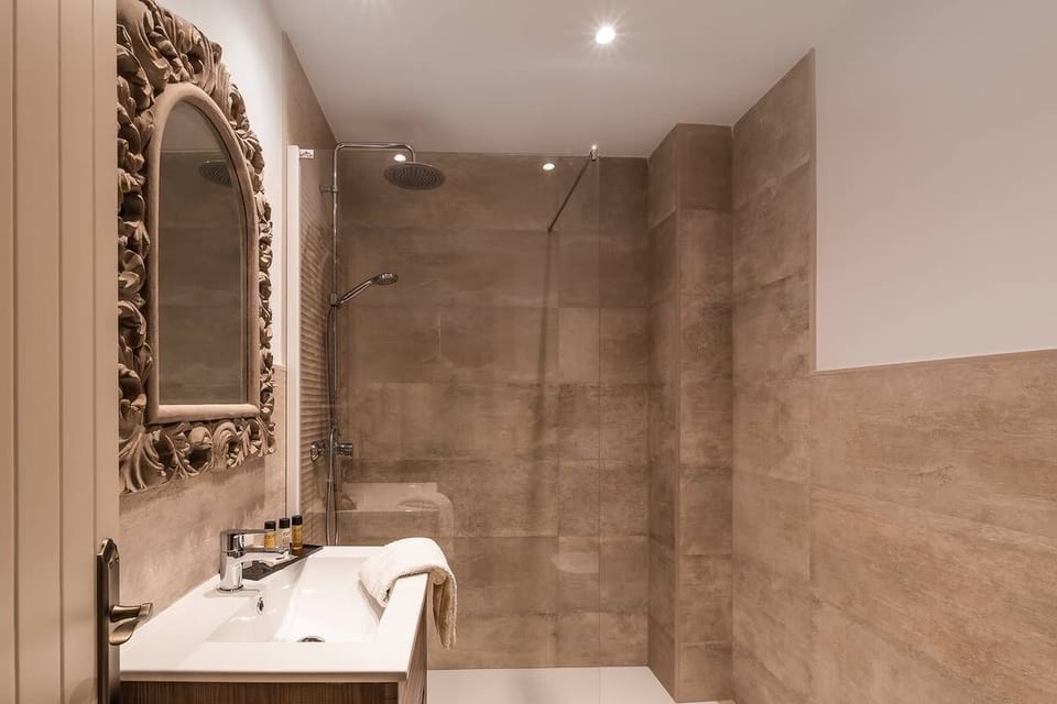 Standard Double or Twin Room | Bathroom | Rainfall showerhead, free toiletries, hair dryer, bathrobes