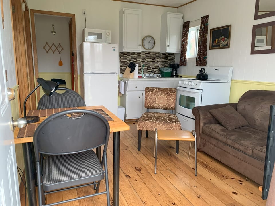 Classic Cottage | Living area | Flat-screen TV, DVD player