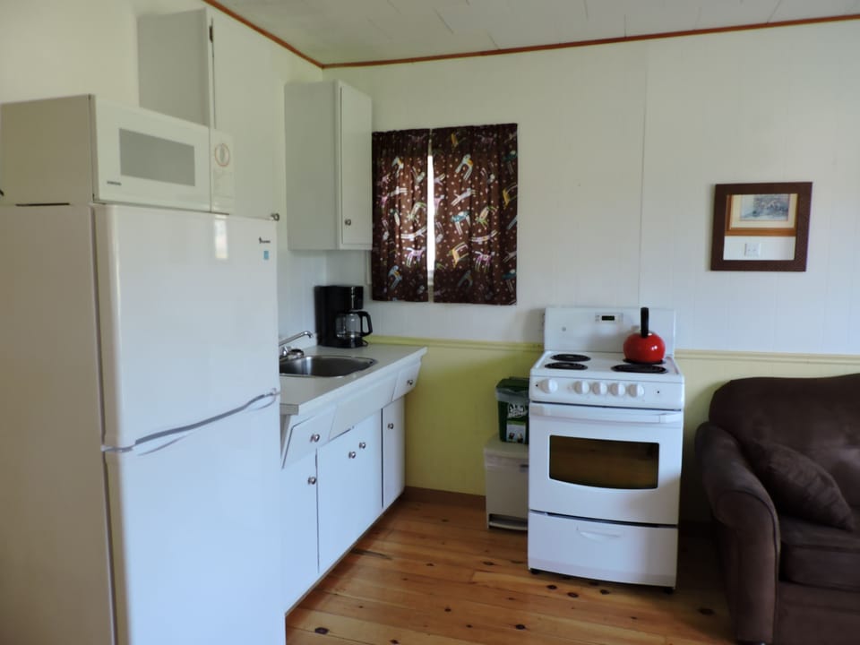 Classic Cottage | Private kitchen | Full-size fridge, microwave, oven, coffee/tea maker