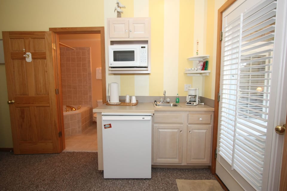 Standard Studio | Private kitchenette | Fridge, microwave, coffee/tea maker