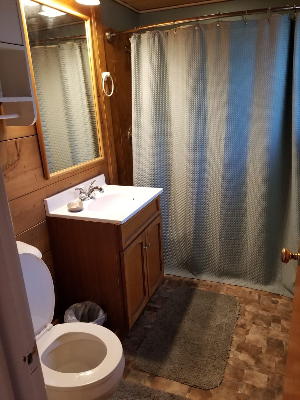 Comfort Single Room, 2 Queen Beds, Connecting Rooms, Ground Floor | Bathroom | Combined shower/tub, free toiletries