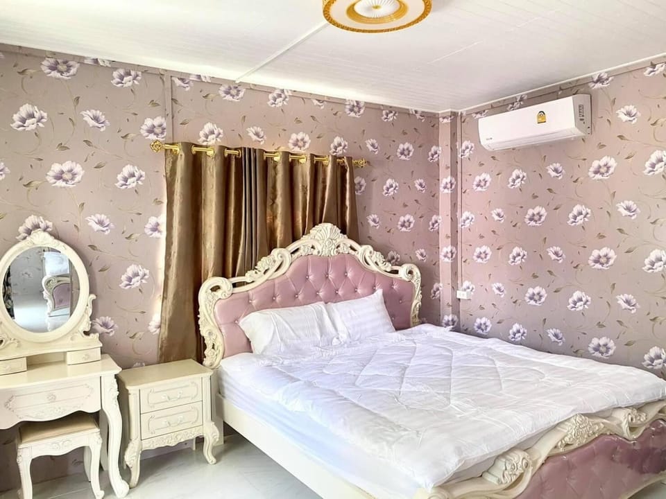 Desk, soundproofing, rollaway beds (surcharge), WiFi (free)