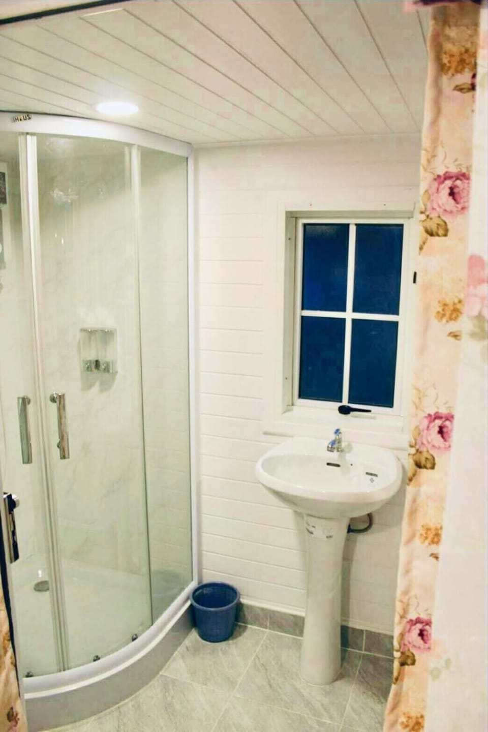 Shower, free toiletries, towels