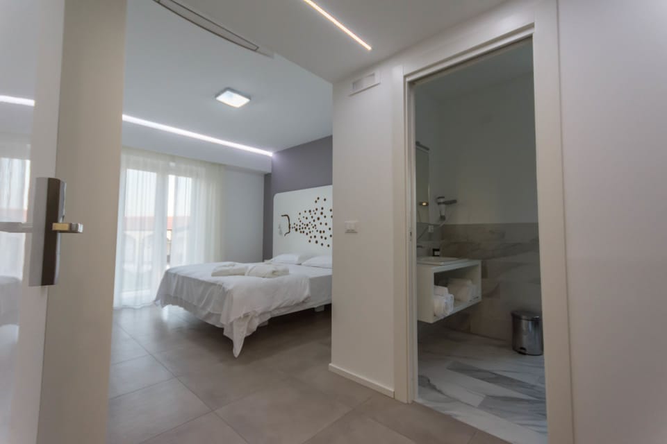 Deluxe Suite, 1 King Bed with Sofa bed, Terrace | Frette Italian sheets, premium bedding, down comforters