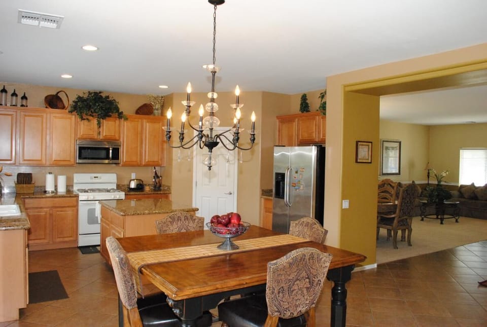 Breakfast nook open to kitchen w/walk in pantry and sidebyside refrigerator