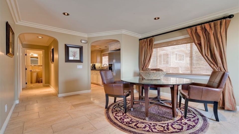 Kitchen & Dining