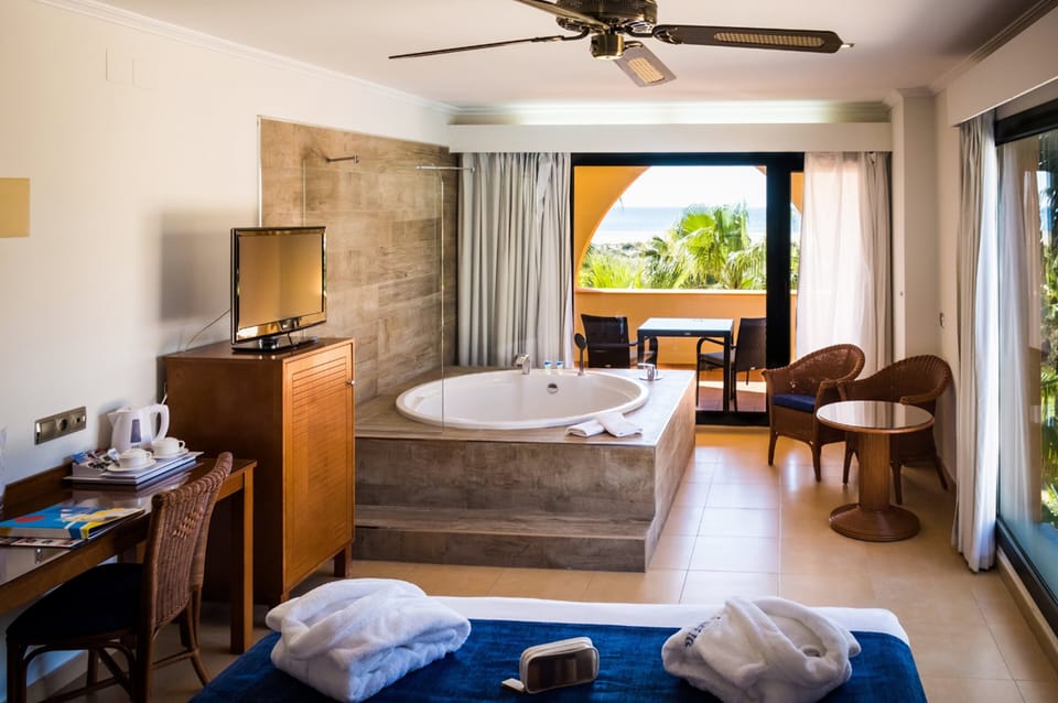 Junior Suite, Sea View | Deep soaking bathtub