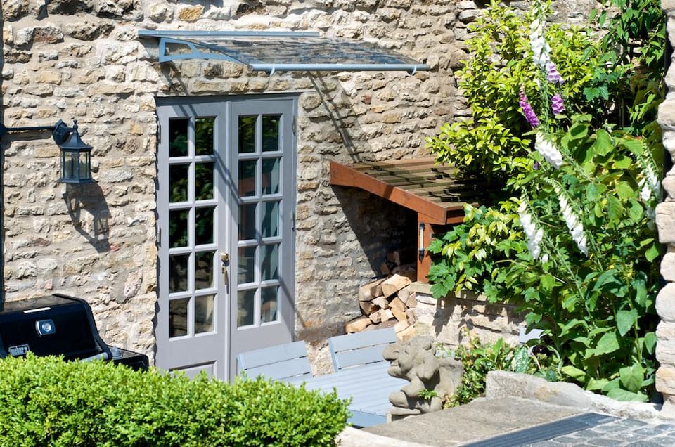Luxuriously Restored Family Friendly 300 year old English Country Cottage  Cottage in England