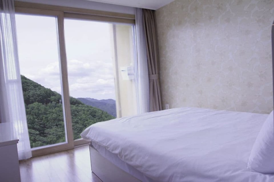Deluxe Room (B) | Hypo-allergenic bedding, individually decorated, individually furnished
