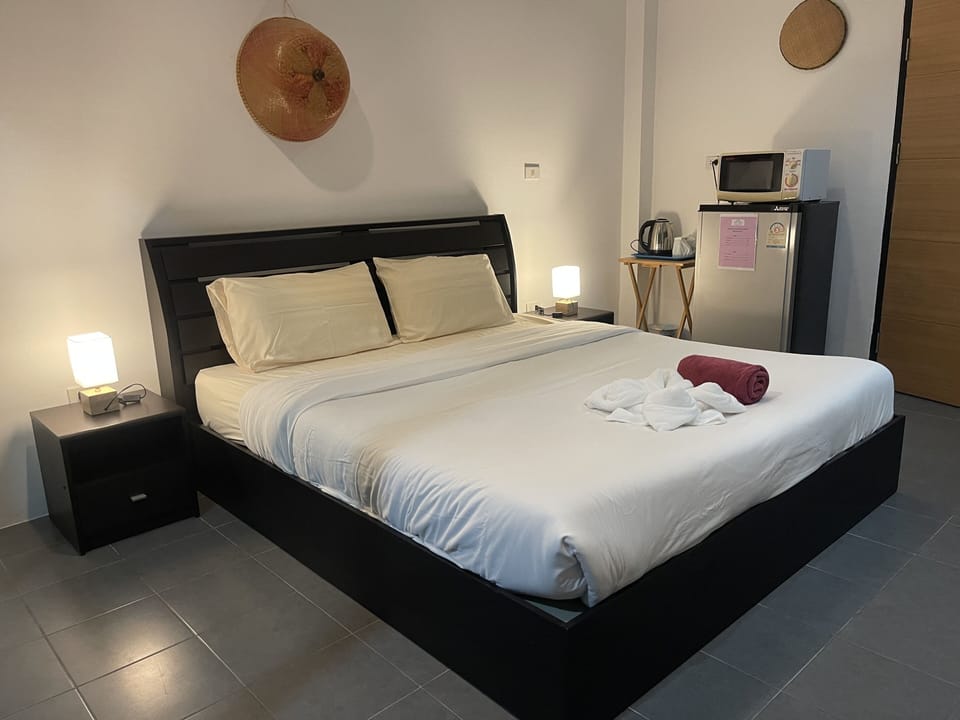 Deluxe Double Room | Hypo-allergenic bedding, in-room safe, desk, blackout drapes