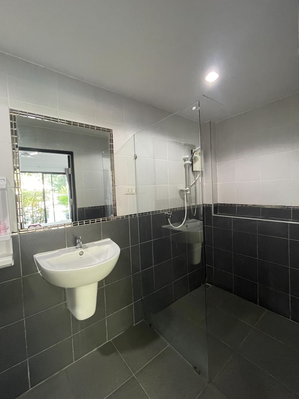 Deluxe Double Room | Bathroom | Shower, free toiletries, hair dryer, towels