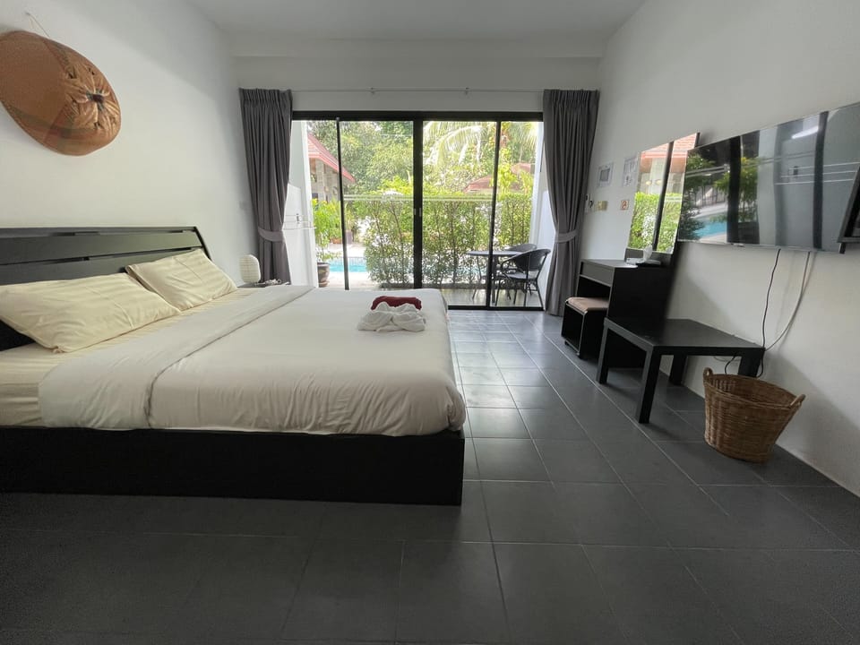 Deluxe Double Room | Hypo-allergenic bedding, in-room safe, desk, blackout drapes