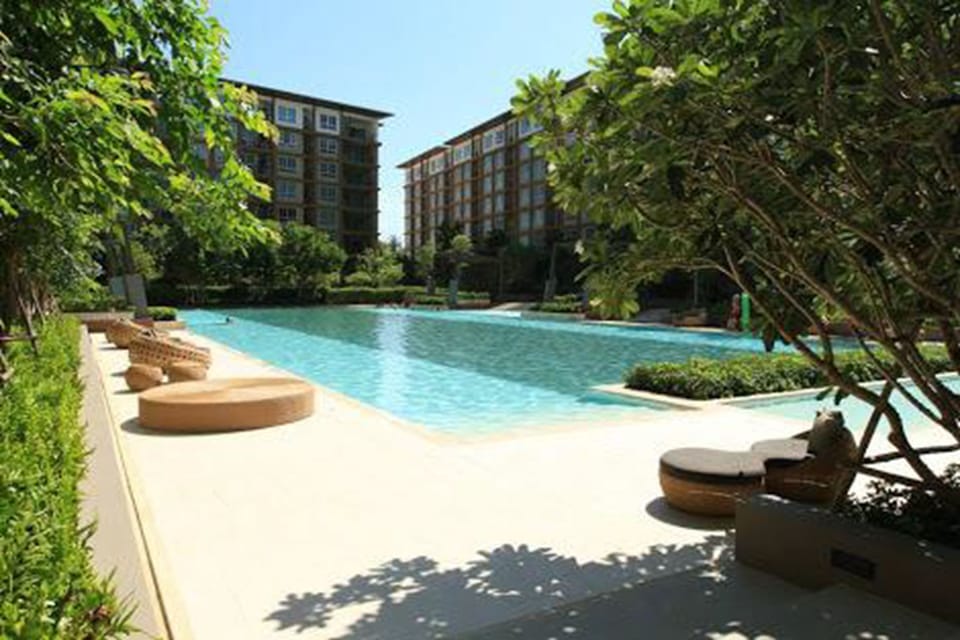Outdoor pool, free cabanas, sun loungers