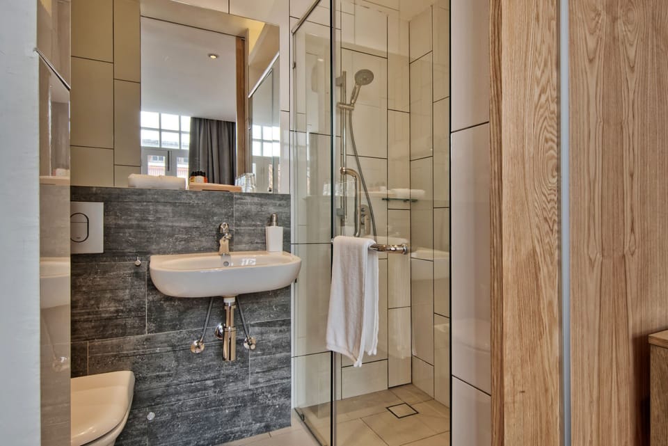 Deluxe Room, 1 Queen Bed | Bathroom | Free toiletries, hair dryer, slippers, bidet