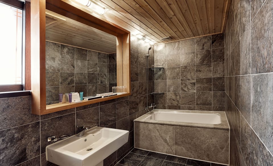 Deluxe Suite (Hanok View) | Deep soaking bathtub