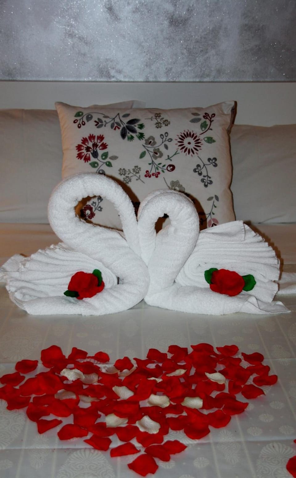 Premium bedding, minibar, desk, WiFi (free)