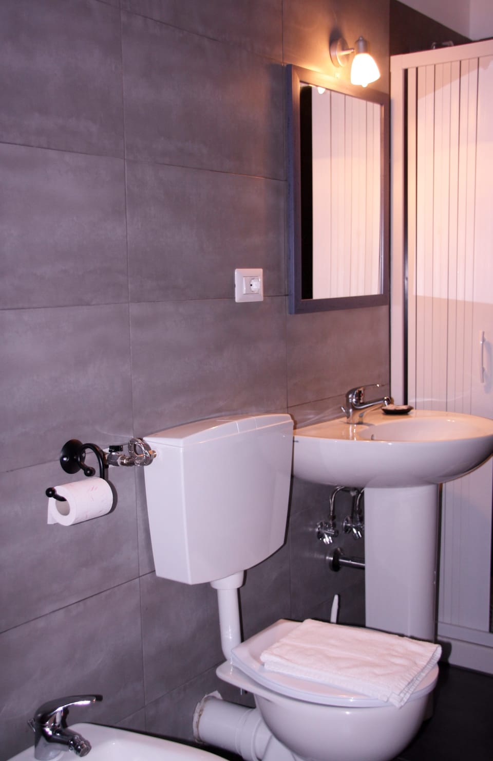 Standard Triple Room | Bathroom | Shower, free toiletries, hair dryer, slippers