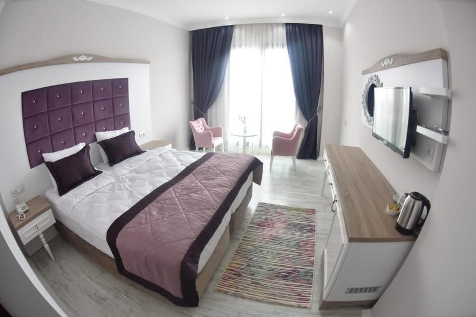 Single Room | Minibar, in-room safe, desk, soundproofing