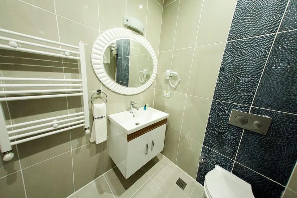 Shower, rainfall showerhead, free toiletries, hair dryer