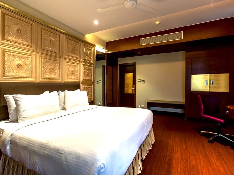 Luxury Suite, 1 Bedroom | Premium bedding, in-room safe, desk, blackout drapes