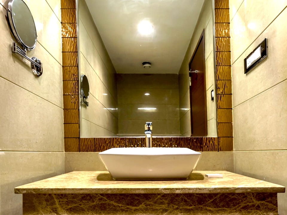 Deluxe Room, 1 King Bed | Bathroom | Rainfall showerhead, free toiletries, hair dryer, slippers