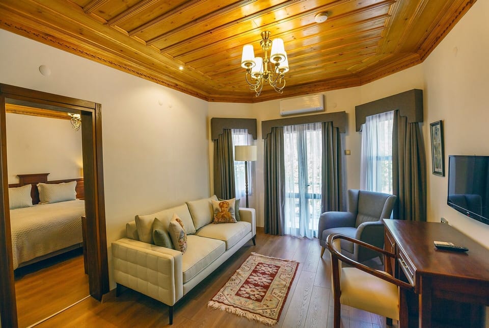 Suite | Minibar, in-room safe, desk, iron/ironing board