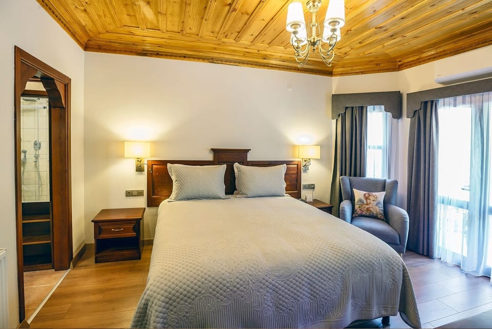 Suite | Minibar, in-room safe, desk, iron/ironing board