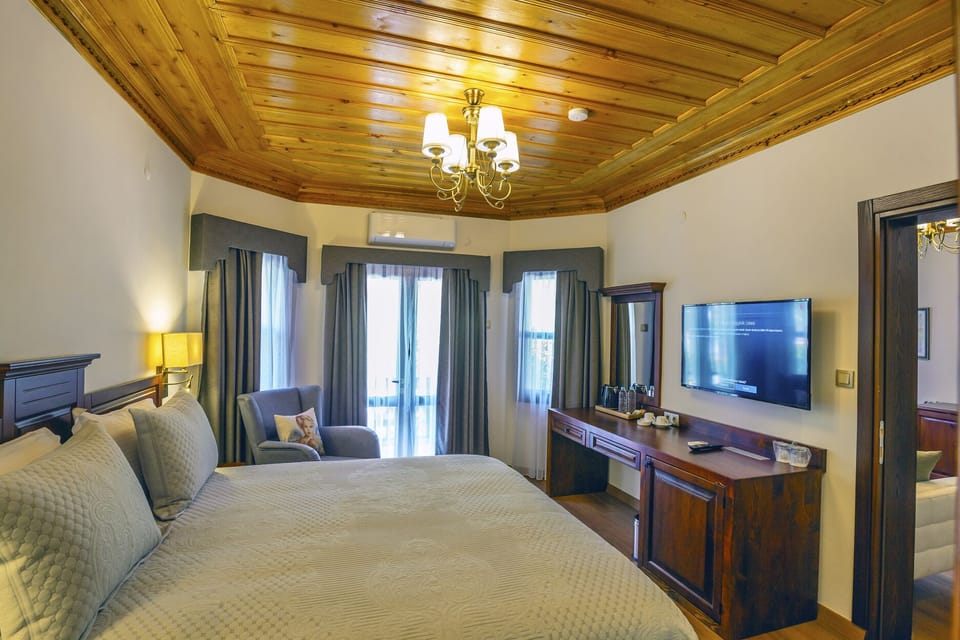 Suite | Minibar, in-room safe, desk, iron/ironing board