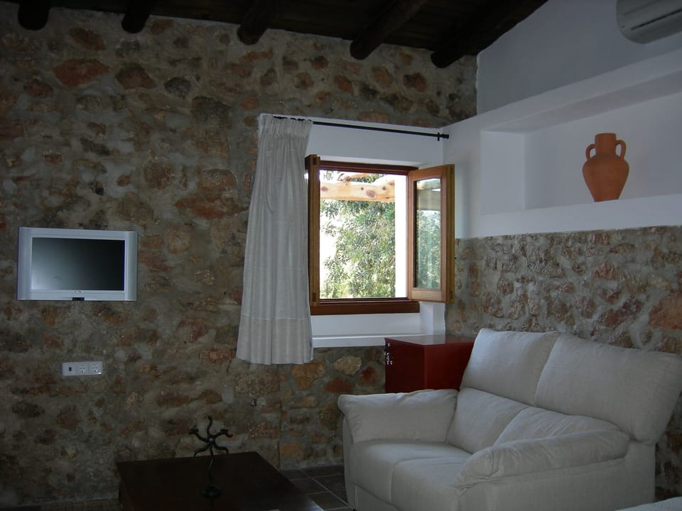 Superior Double Room, Non Smoking, Garden View | Living area | Flat-screen TV