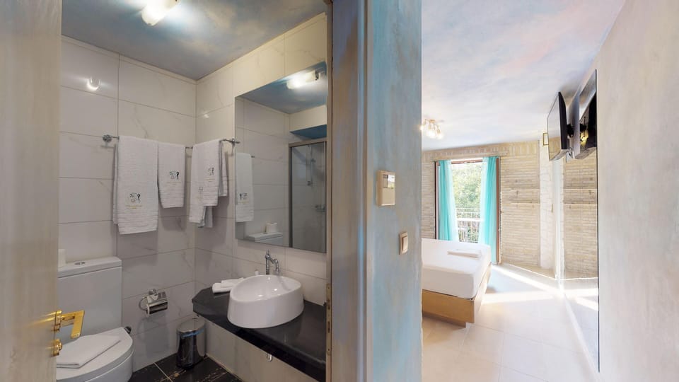 Design Suite, Patio, Poolside | Bathroom | Shower, rainfall showerhead, designer toiletries, hair dryer
