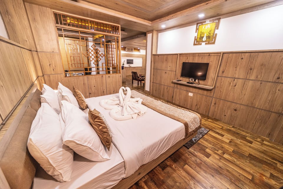 Executive Suite | 1 bedroom, premium bedding, in-room safe, soundproofing